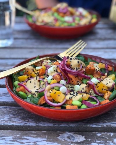 Vegan quinoa salade met mango en tahin dressing - KOOK DAN