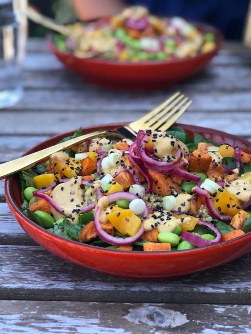 Vegan quinoa salade met mango en tahin dressing - KOOK DAN