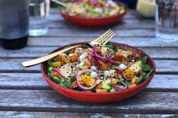 Vegan quinoa salade met mango en tahin dressing - KOOK DAN