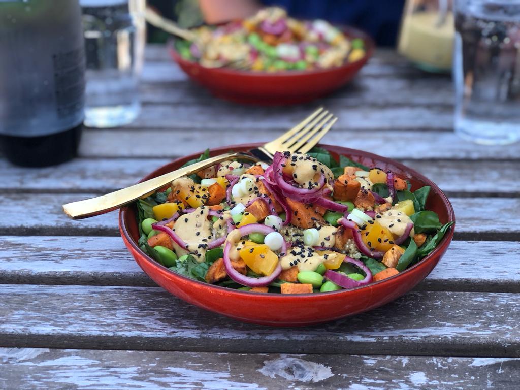 Vegan quinoa salade met mango en tahin dressing - KOOK DAN